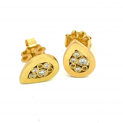 Belle Brooke: 18K Diamond Teardrop Stud Earrings - Image 4