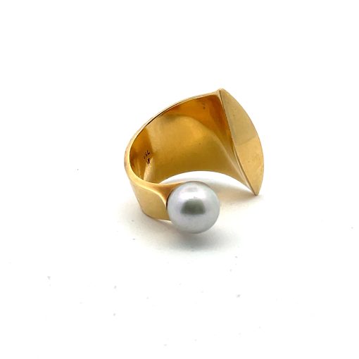 Angela Hubel: 18K Pearl Ring - Image 3